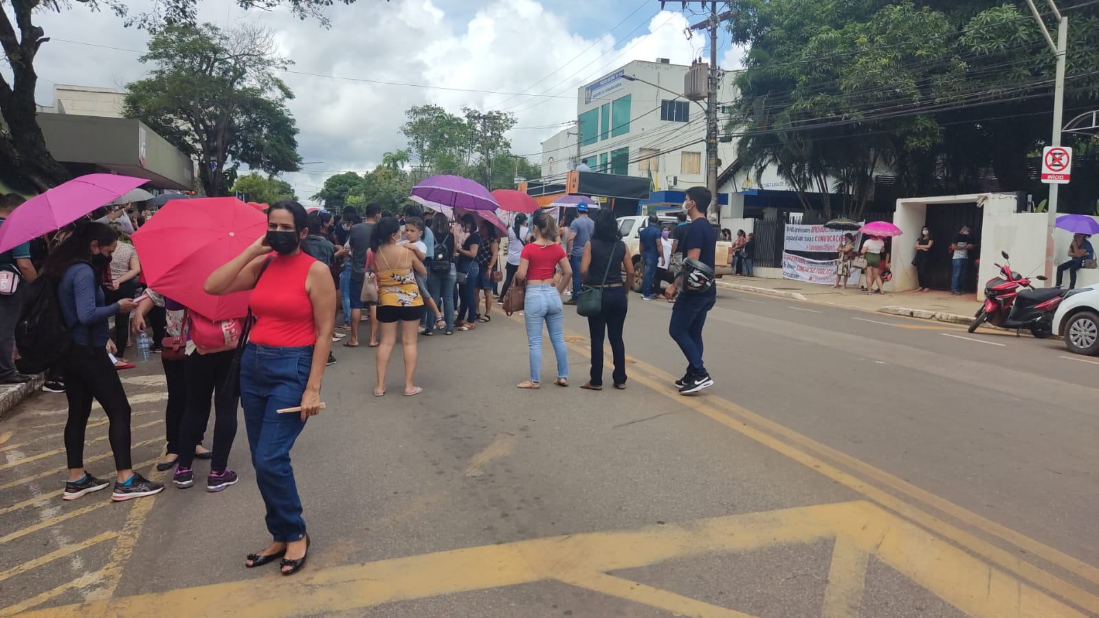 Após manifestação em frente a prefeitura, servidores da Educação se concentram na Casa Civil